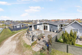 Inviting Cottage By The Beach With A Lake View, Karrebæksminde